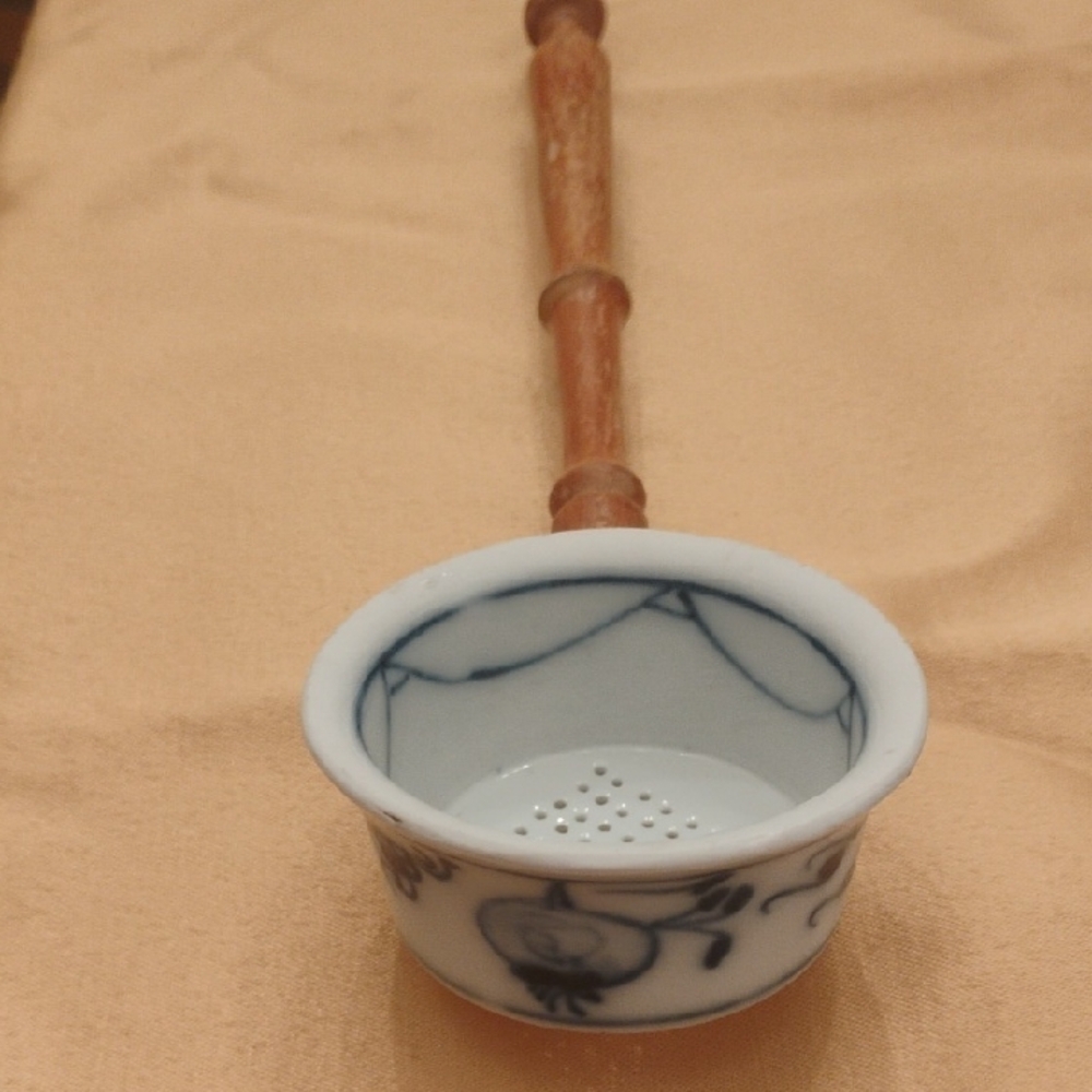Antique Blue & White Meissen Blue Onion Porcelain Tea Strainer